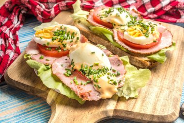 Sandviç domates, yumurta ve kahvaltı için marul.