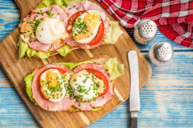 Sandviç domates, yumurta ve marul kahvaltı için. Üstten Görünüm.