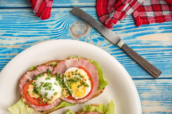 Sandviç domates, yumurta ve marul kahvaltı için. Üstten Görünüm.
