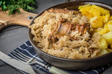 Kızarmış kaburga lahana turşusu.