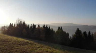 Batan güneşin ışığında sonbahar dağlarının üzerinden uçmak. Beskid Dağları, Polonya, Slovakya. Görkemli manzara. 