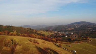 Batan güneşin ışığında sonbahar dağlarının üzerinden uçmak. Beskid Dağları, Polonya, Slovakya.