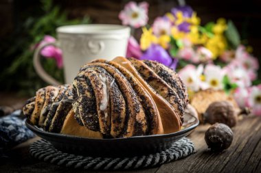 Haşhaş tohumu ve buzlanma ile tatlı buns.