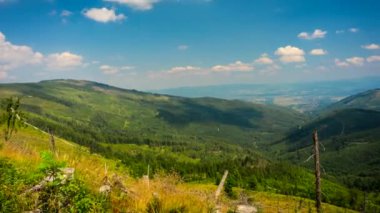 Zaman aralıklı çekim - bulutlar Beskid dağlar üzerinde. Batı Karpatlar, Polonya.