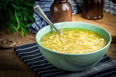 Suyu - bir kase tavuk çorbası.