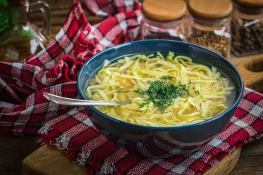 Suyu - bir kase tavuk çorbası.