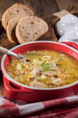 Sebzeli ve tavuklu arpa çorbası.