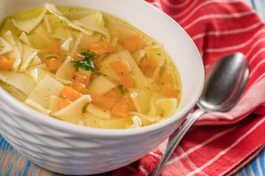 Suyu - bir kase tavuk çorbası.