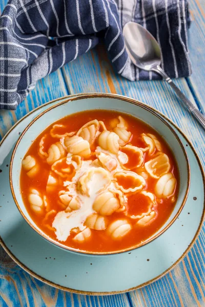 Свежий томатный суп с кончильеттой . — стоковое фото
