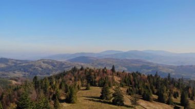 Sonbahar dağlarının üzerinden uçmak. Rachowiec zirvesi, Beskid Dağları, Polonya.