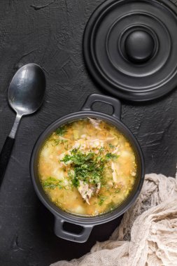 Sebzeli ve tavuklu arpa çorbası.