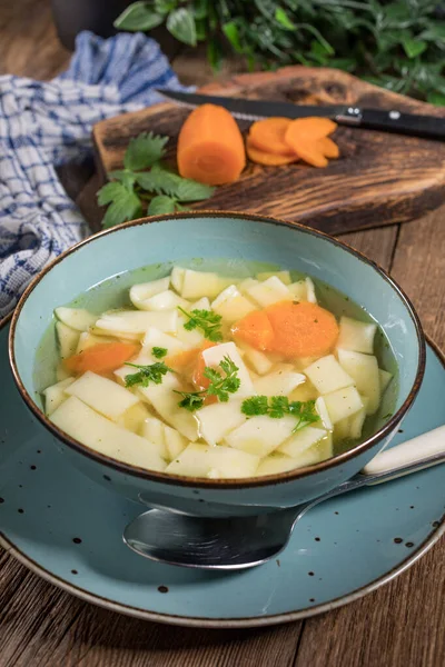 Bouillon - kippensoep in een kom. — Stockfoto