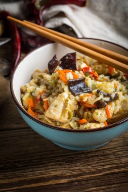 tavuklu ve sebzeli risotto.