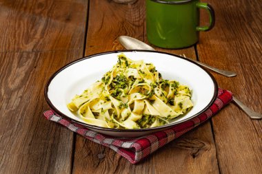 Ispanak ve pastırma ile makarna.