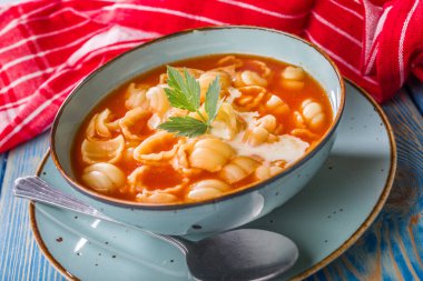 Conchigliette taze domates çorbası.