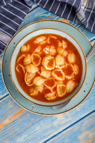 Zuppa di pomodoro fresco con conchigliette . — Foto Stock