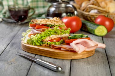 Sandviç ile jambon, salatalık, domates, marul.
