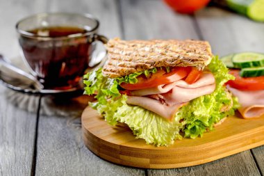 Sandviç ile jambon, salatalık, domates, marul.