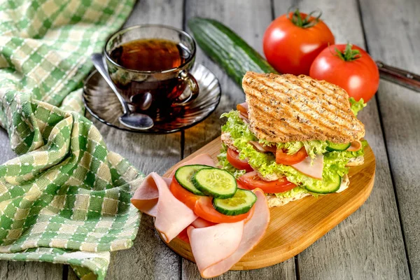 Sandviç ile jambon, salatalık, domates, marul.