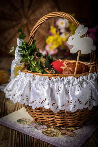 Panier traditionnel de Pâques avec œufs colorés . — Photo