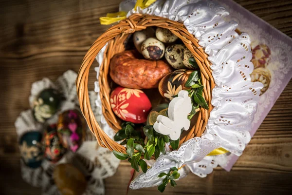 Cesta de Páscoa tradicional com ovos coloridos . — Fotografia de Stock