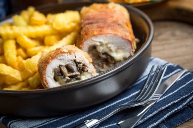 Kızarmış tavuk göğsü dolması ile mantar ve peynir ben sarılmış