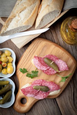 Tapas dilimlenmiş sosis, salam, zeytin ve maydanoz ile.