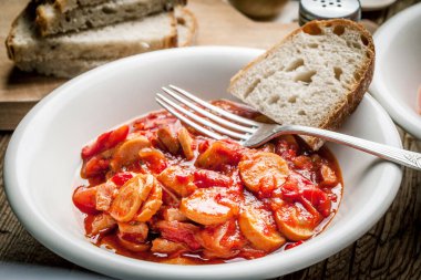 Lecho - biber, soğan ve sosis ile güveç.