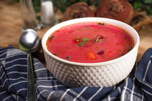 Červená borščová polévka v misce. — Stock fotografie