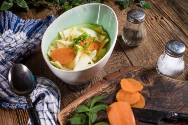 Suyu - bir kase tavuk çorbası.