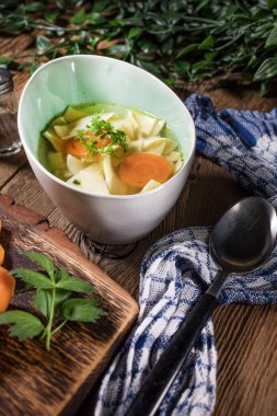 Suyu - bir kase tavuk çorbası.