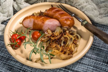 Soğanlı kızarmış sosis..