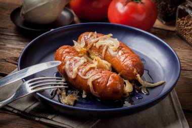 soğan Kızarmış sosis.