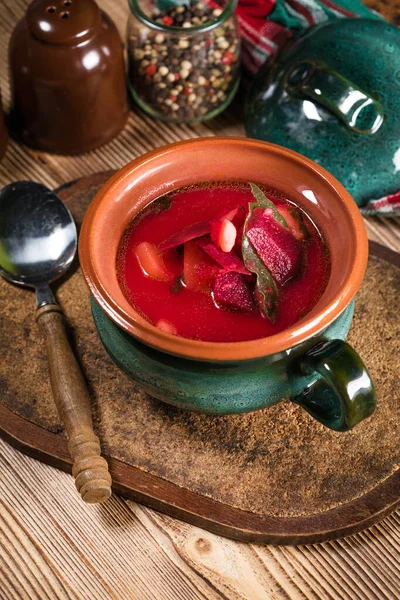그릇에 담긴 붉은 보르 슈 수프. — 스톡 사진