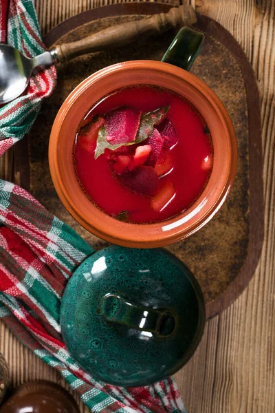 Vörös borscht leves tálban. — Stock Fotó
