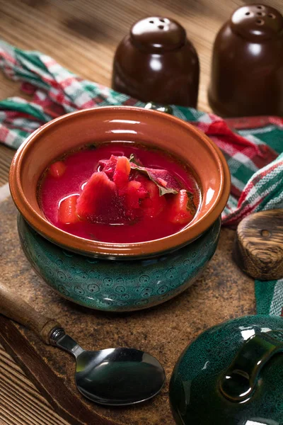 Sopa de borscht rojo en tazón . — Foto de Stock