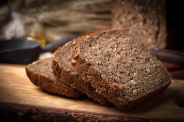 Ayçiçeği tohumları ile kepekli ekmek.