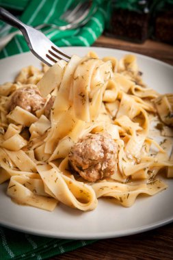 Tagliatelle makarna sığır eti köfte ile.