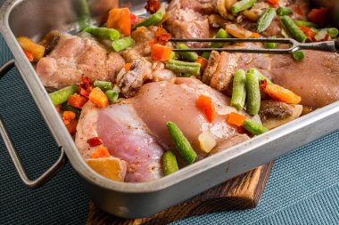 Sebzeli tavuk eti pişirmek için hazırlanmıştır.