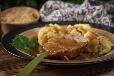 Kendi sosunda pişmiş domuz boynu. Sığ alan derinliği.