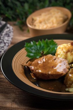 Kendi sosunda pişmiş domuz boynu. Sığ alan derinliği.