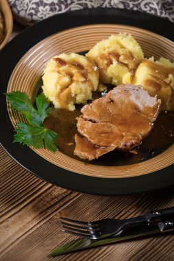 Kendi sosunda pişmiş domuz boynu. Sığ alan derinliği.