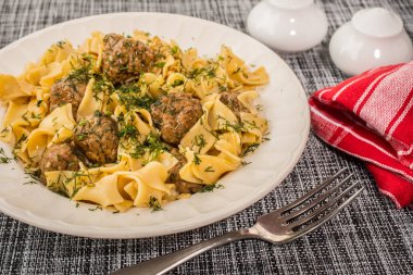 Domuz eti köfte ve dereotu soslu tagliatelle makarna. Seçici 