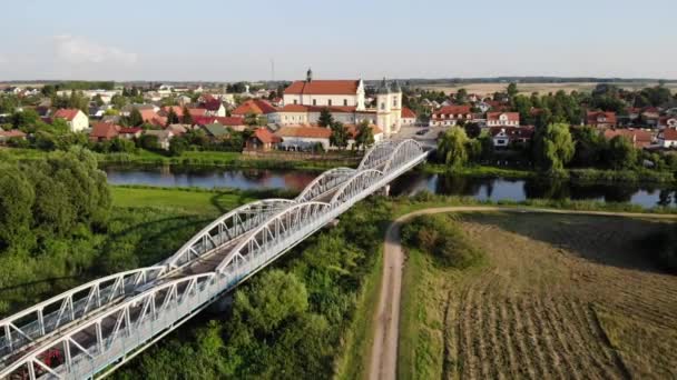 Bro Över Floden Narew Som Leder Till Den Historiska Staden — Stockvideo