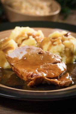 Kendi sosunda pişmiş domuz boynu. Sığ alan derinliği.