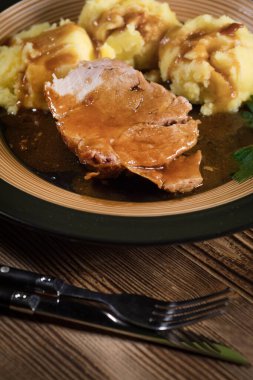 Kendi sosunda pişmiş domuz boynu. Sığ alan derinliği.