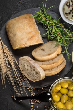 İtalyan ciabatta ekmeği dilimlenmiş..