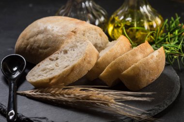 İtalyan ciabatta ekmeği dilimlenmiş..
