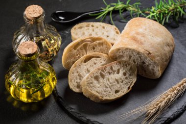 İtalyan ciabatta ekmeği dilimlenmiş..