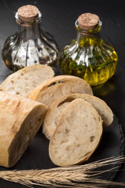 İtalyan ciabatta ekmeği dilimlenmiş..